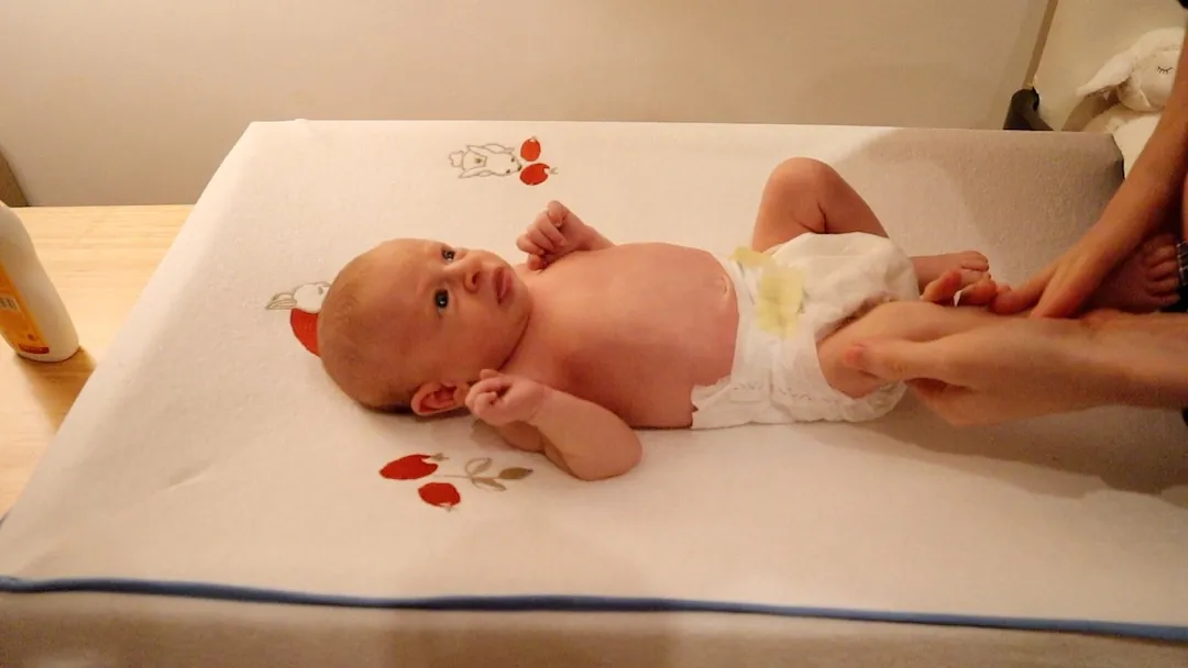 Al salir del baño le das un masaje de pies a cabeza, y va reconociendo cada parte de su cuerpo con tus manos.