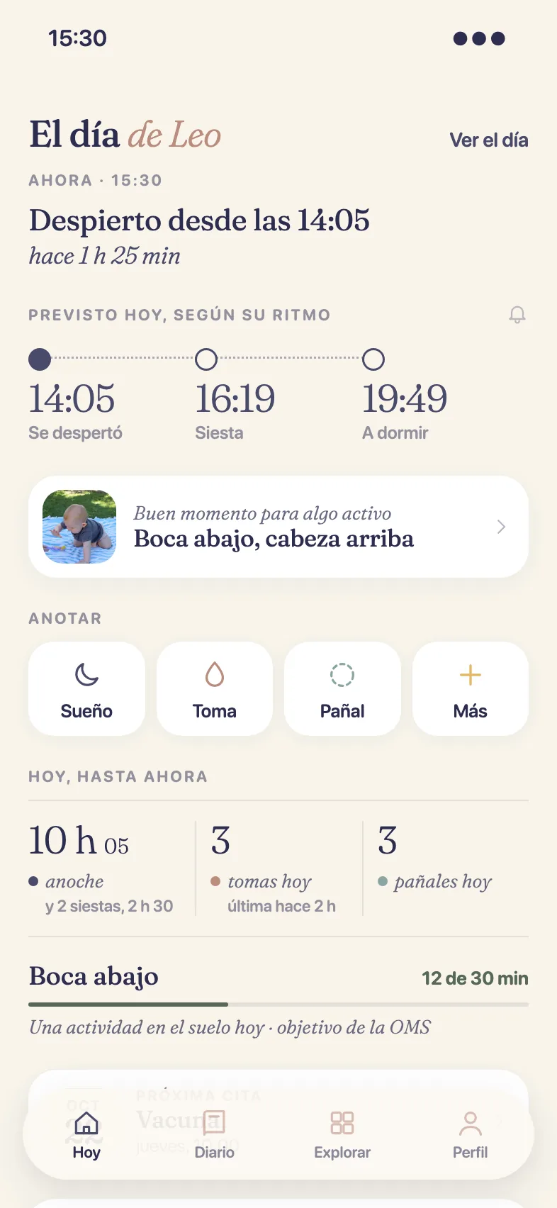 Pantalla Hoy de PapaKoala con el día de Leo: cuándo se despertó, sus siestas previstas, tomas y pañales.