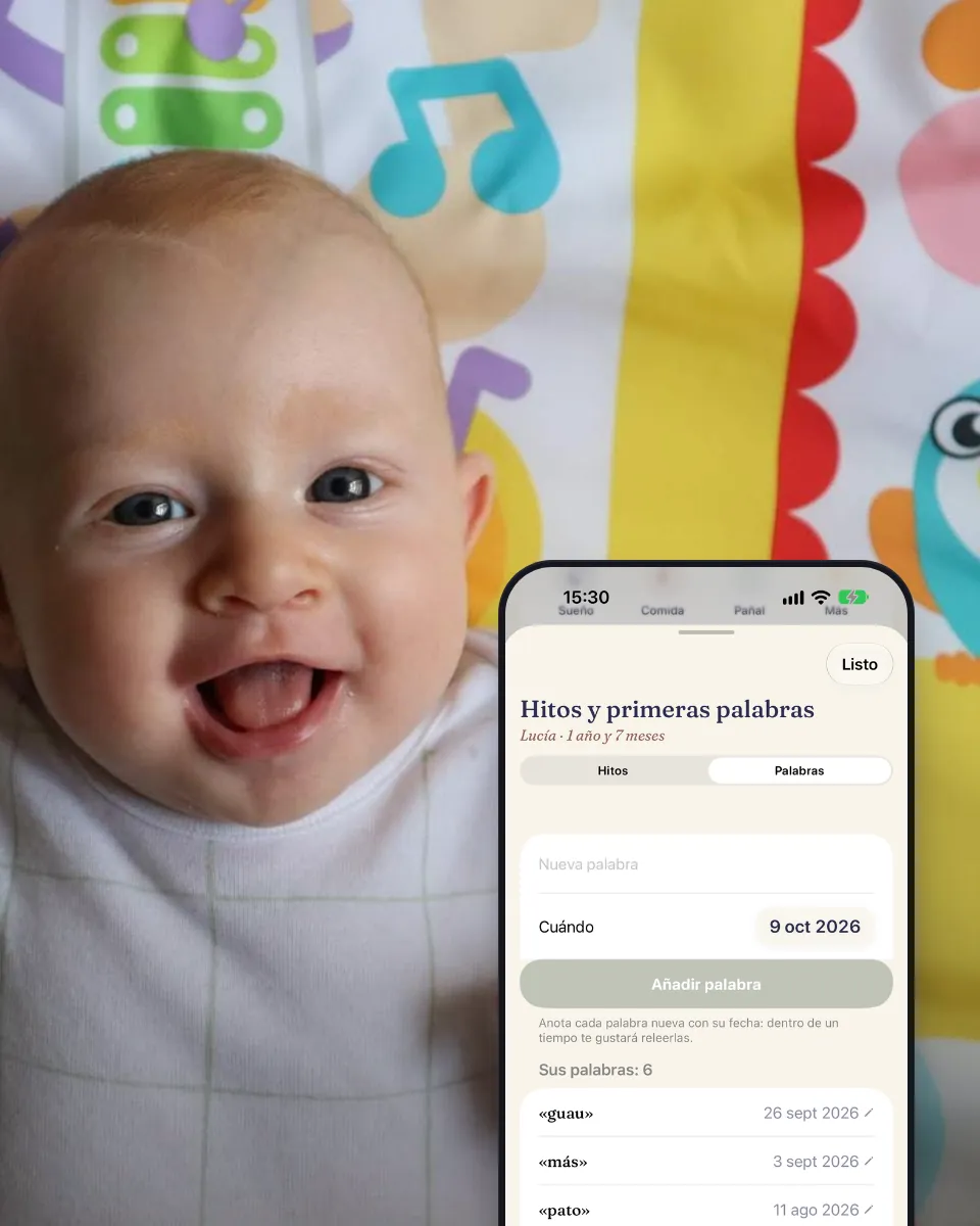 Un bebé sonríe en su manta de juegos, junto a la lista de sus primeras palabras.